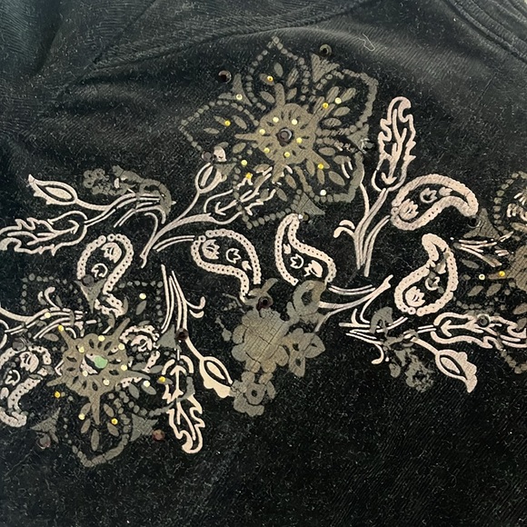 Suede short long sleeve blazer with gold flower on the back. - Picture 3 of 4